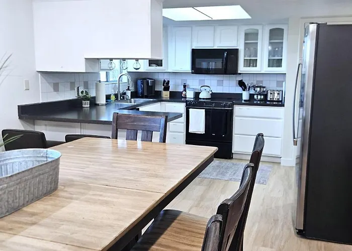 Holiday home Paddleboards, Grill, Fire Pit, Air Hockey, Wd, Brkfst, Sleeps 20