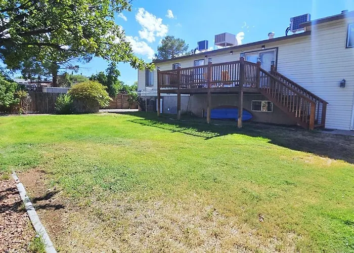 Paddleboards, Grill, Fire Pit, Air Hockey, Wd, Brkfst, Sleeps 20 Holiday home *