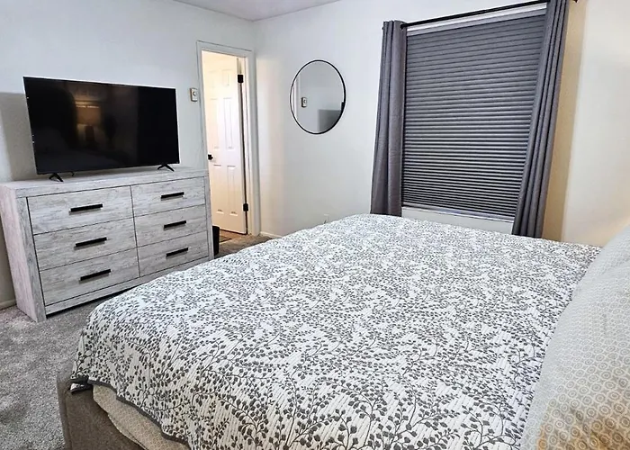 Paddleboards, Grill, Fire Pit, Air Hockey, Wd, Brkfst, Sleeps 20 Holiday home