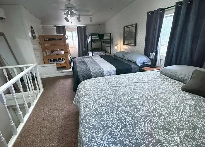 Paddleboards, Grill, Fire Pit, Air Hockey, Wd, Brkfst, Sleeps 20 Holiday home *